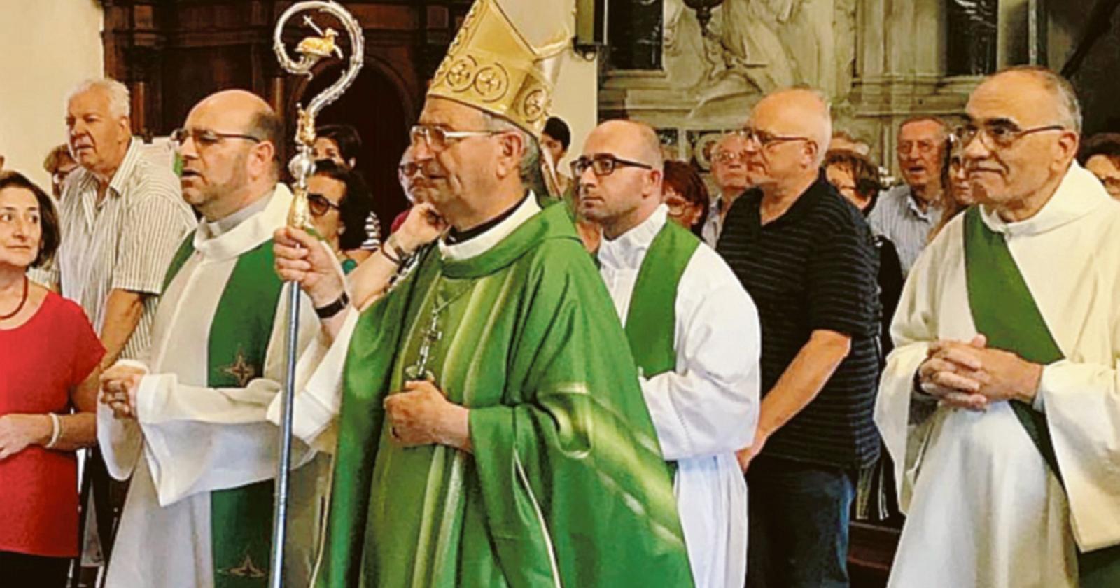 Il vescovo Tessarollo saluta la comunità