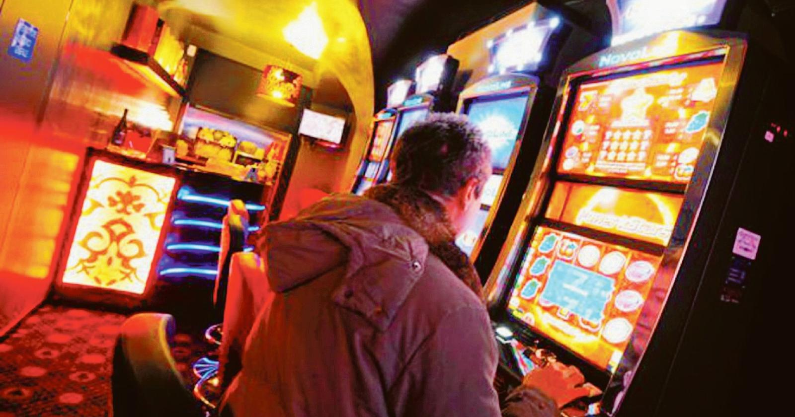 Sala slot aperta dopo l'orario, chiuso un bar