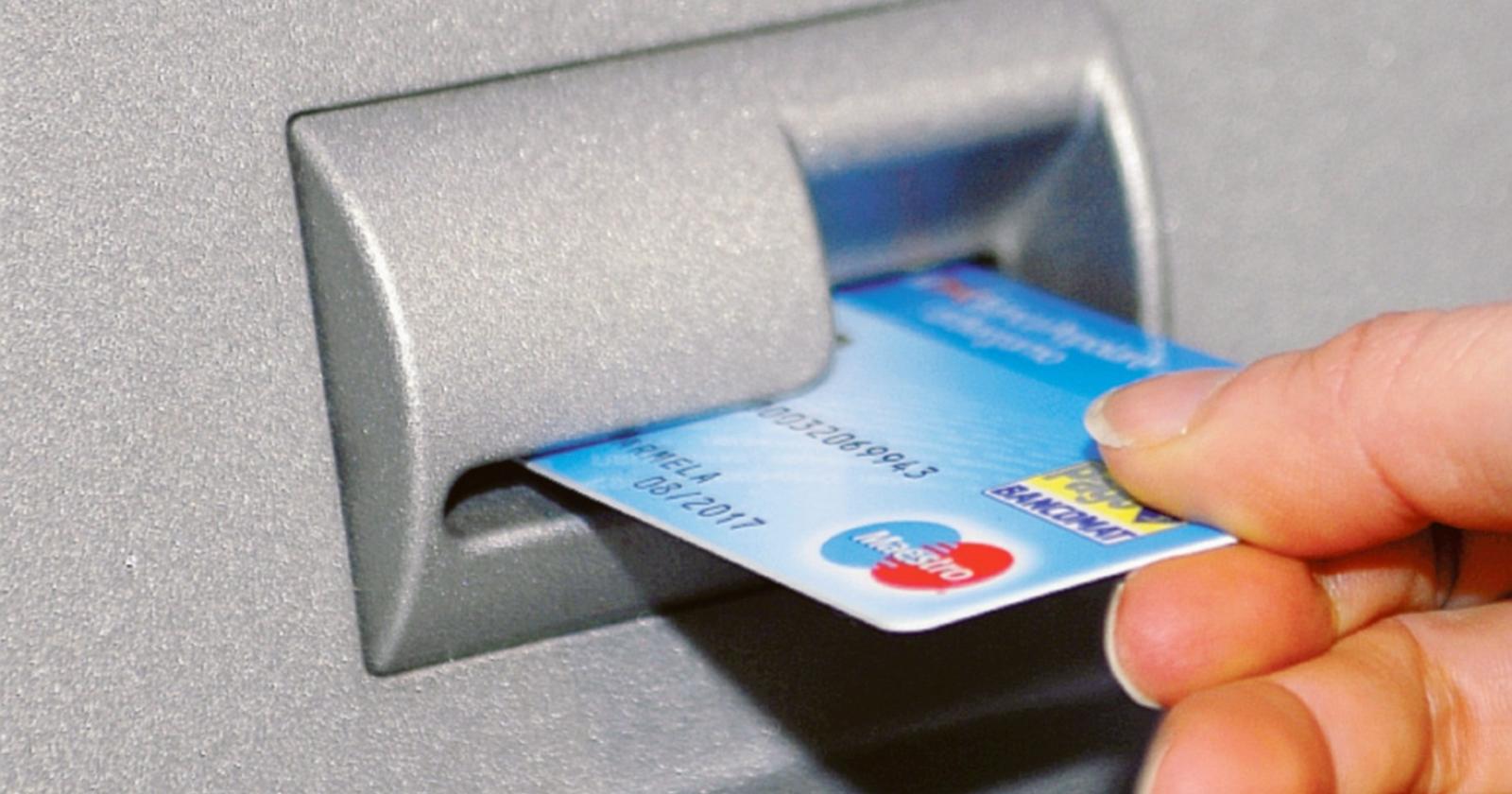 Ti mandano a fare bancomat e ti svuotano il conto