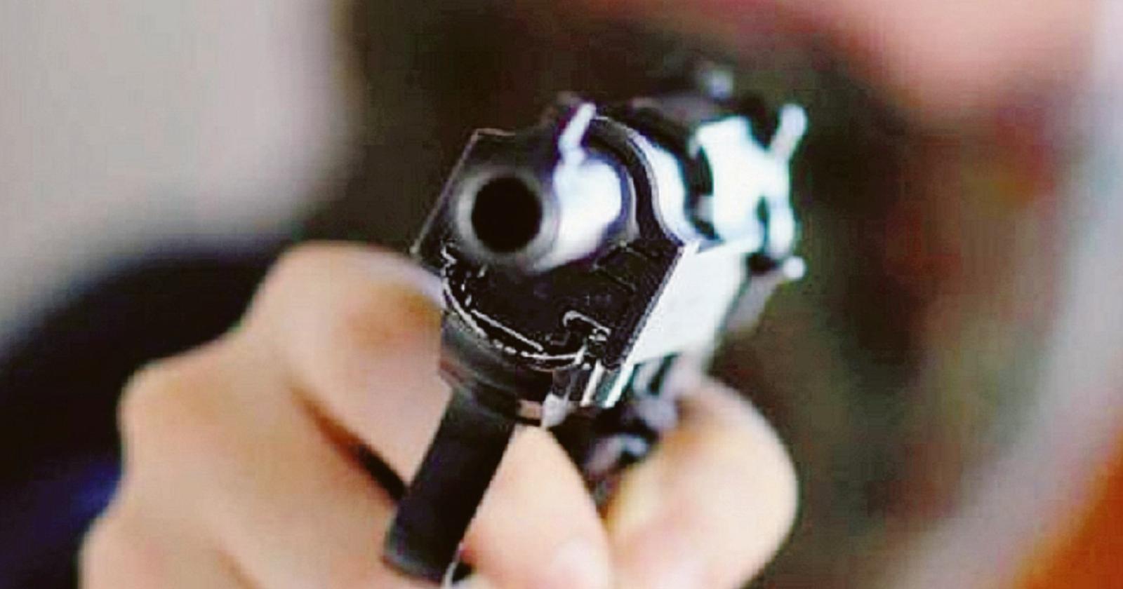 Rapina con pistola: legata in casa
