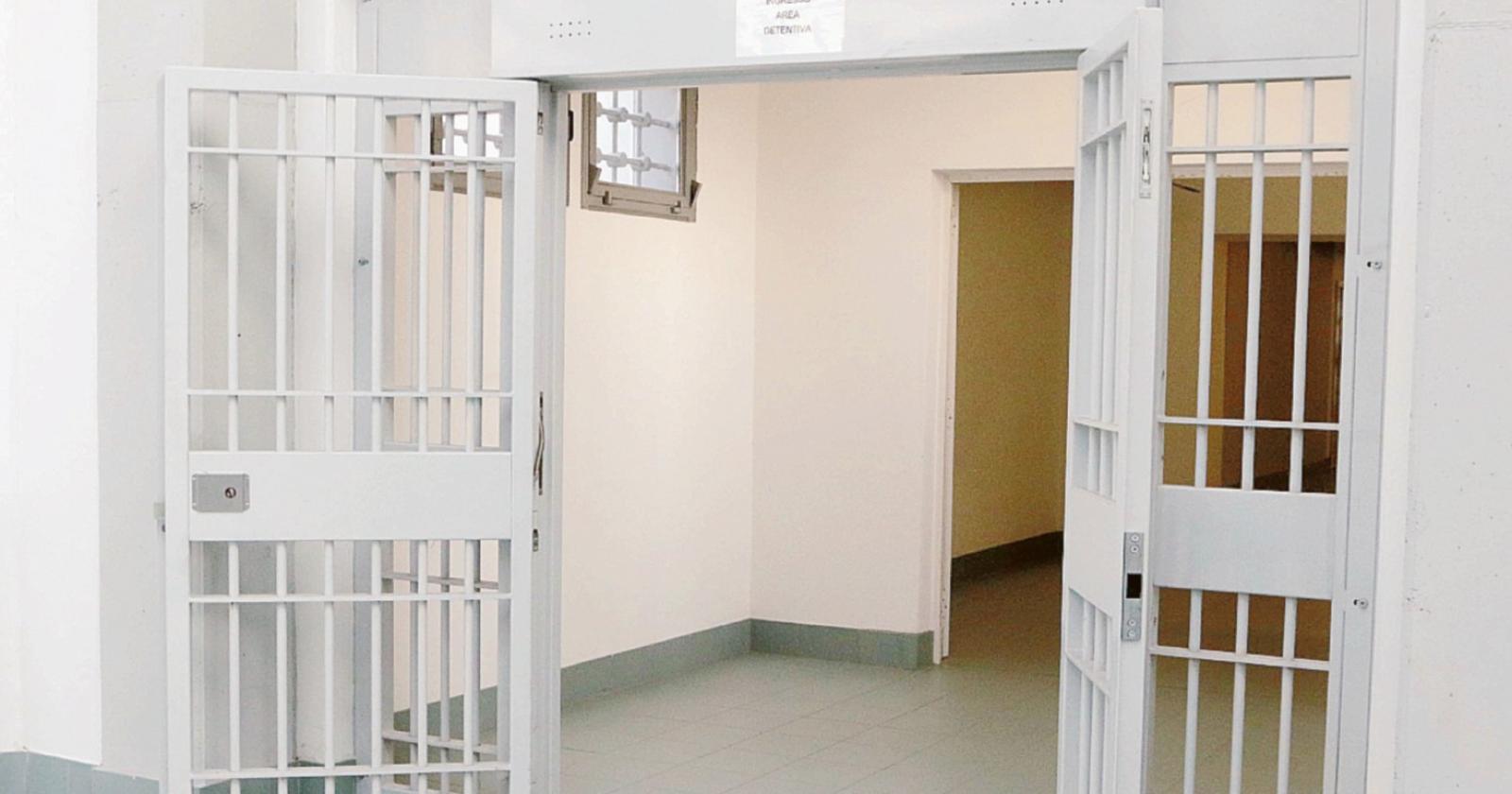 29 agenti e 80 detenuti in più
