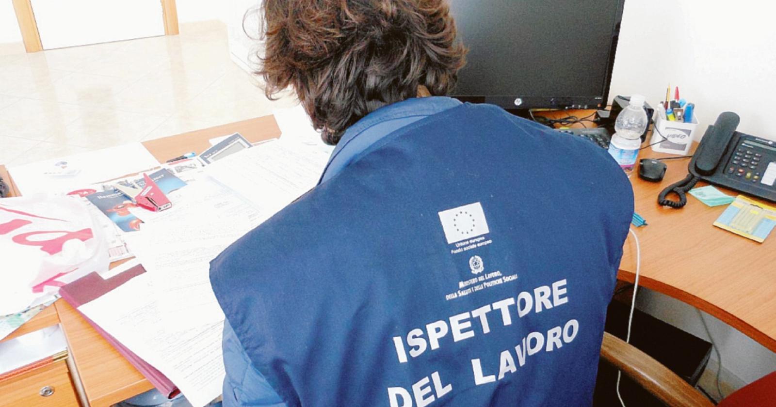 Lavora in nero e chiede il reddito
