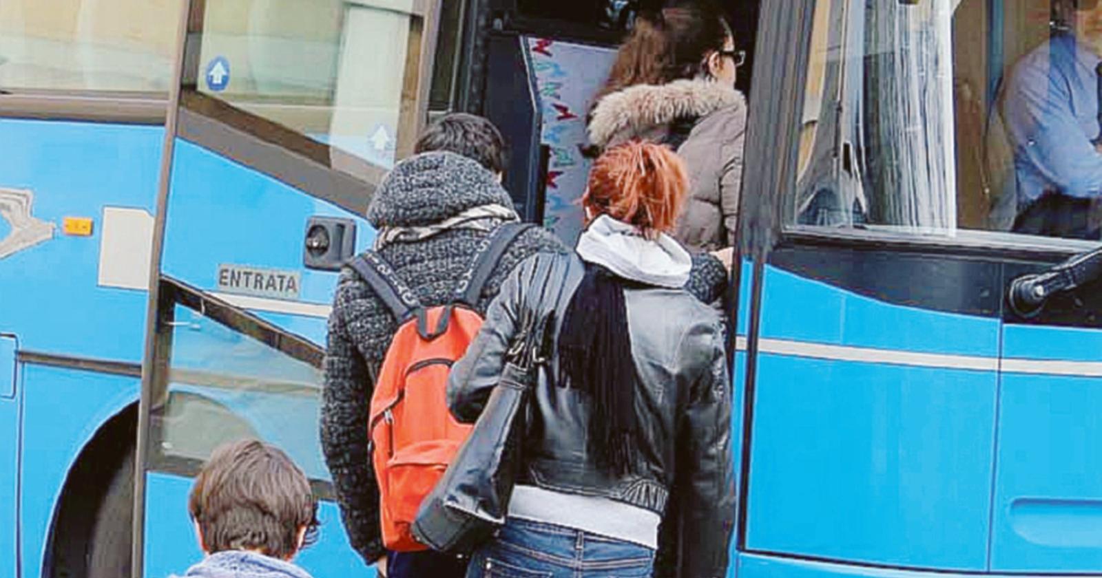 "Ragazzini in piedi stipati come sardine”