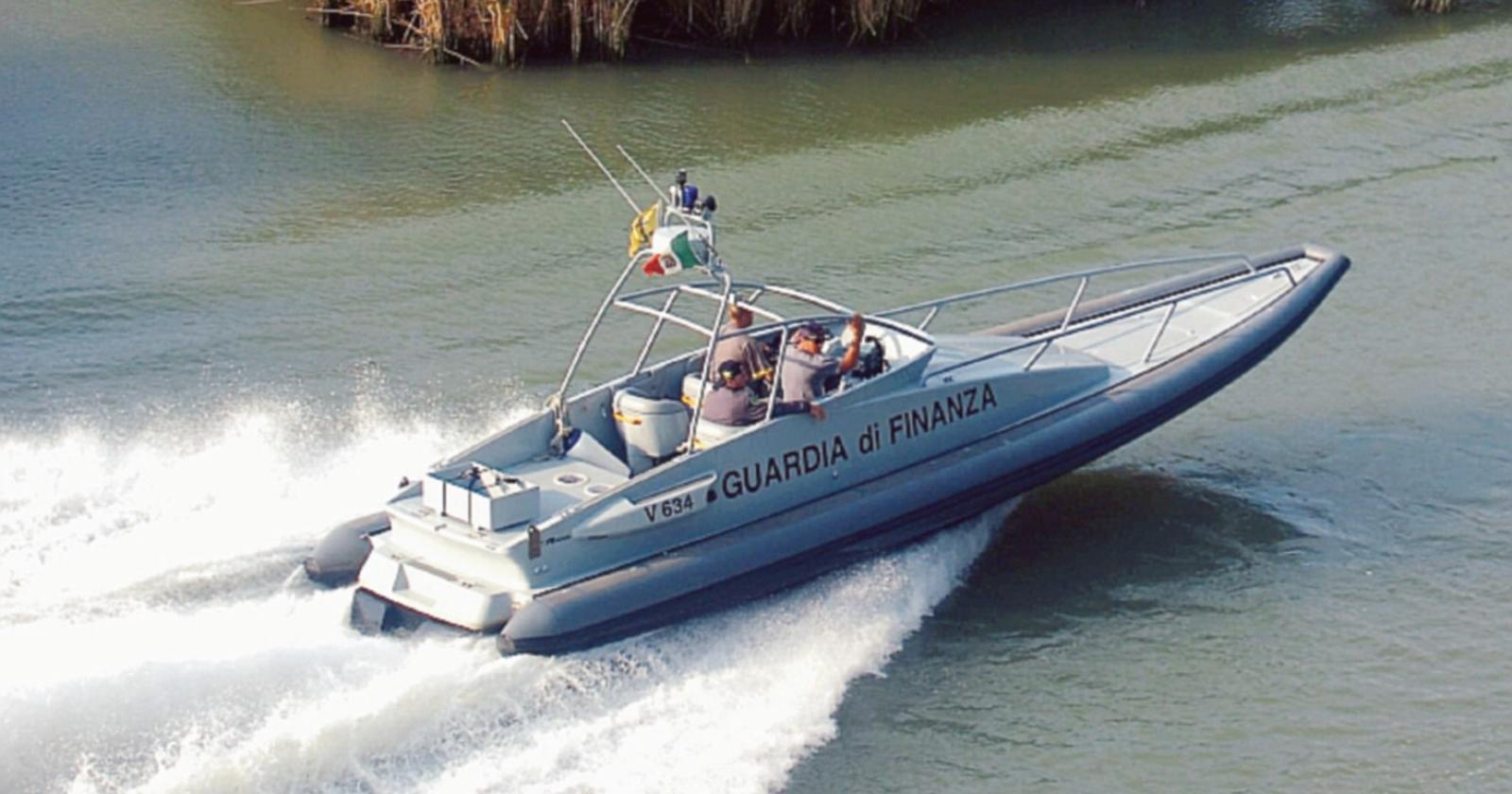 Sperona la motovedetta e poi fugge