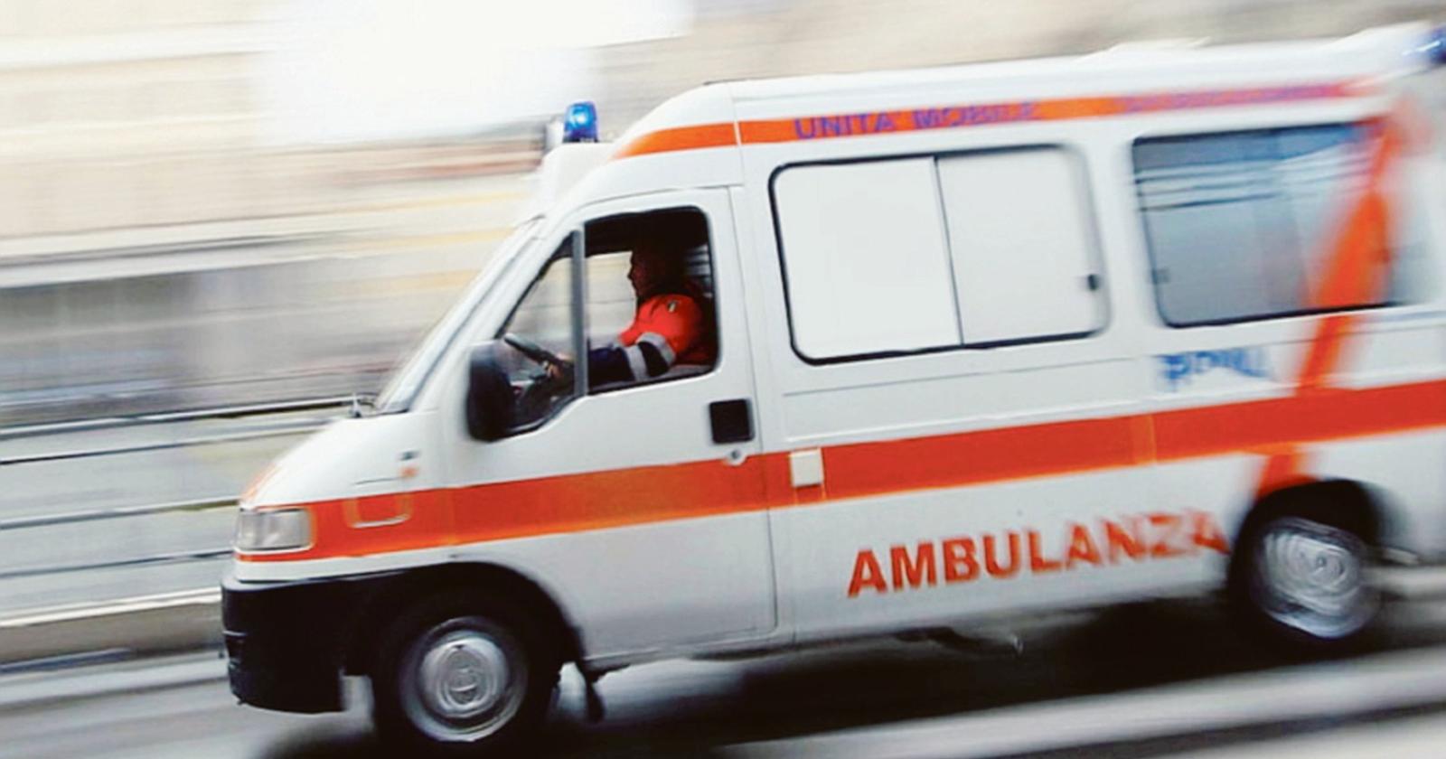 Mamma trasferita d'urgenza partorisce in ambulanza, bimbo lesionato