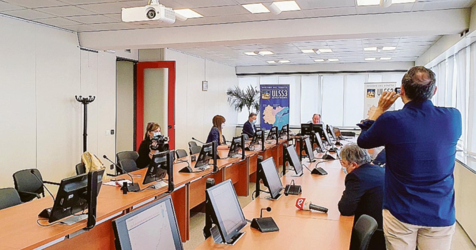 Salgono i positivi e sono soprattutto giovani 