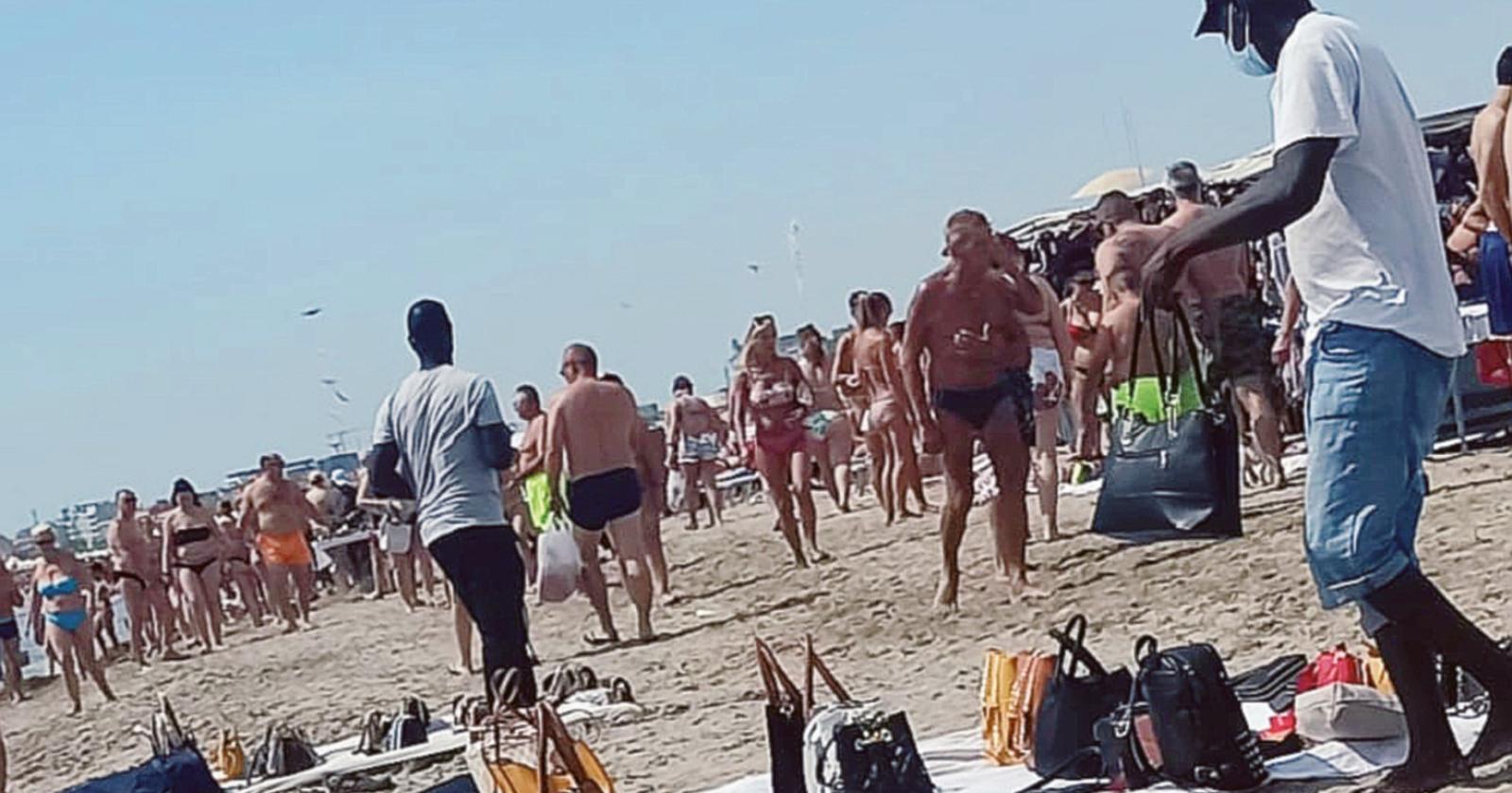 “Una legge contro i venditori abusivi in spiaggia”