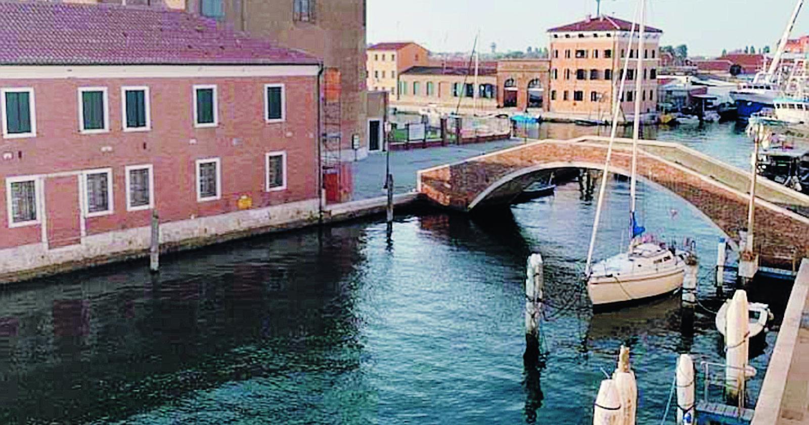Gasolio sversato nel canale
