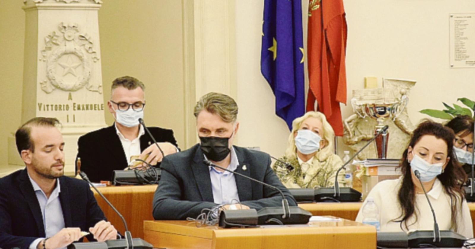 Montanariello: “Dove sono i vigili in aula?” Armelao: “Non sono necessari”