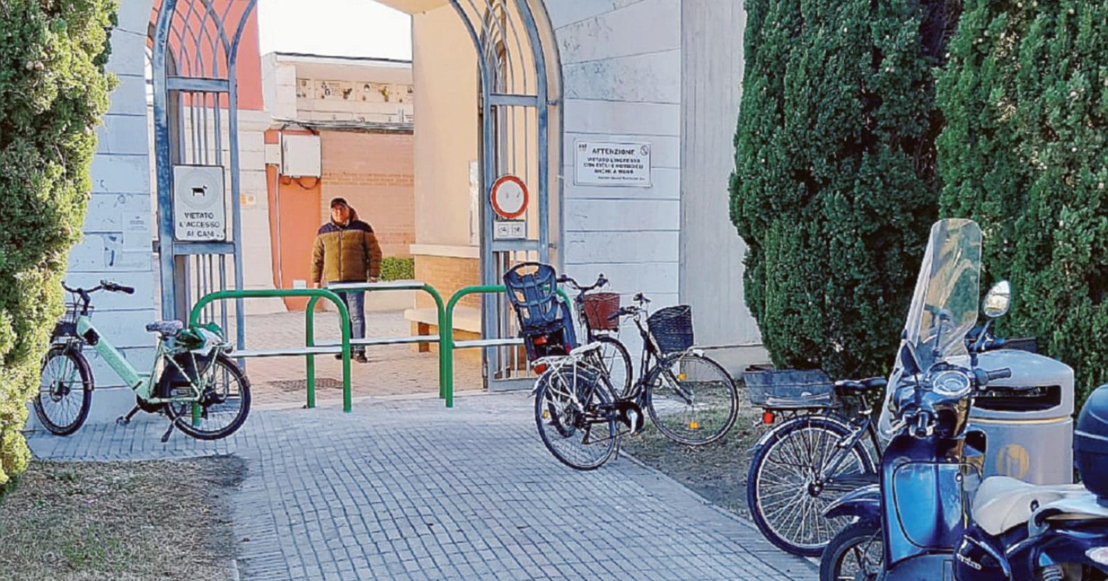 Stop alle bici dentro il cimitero