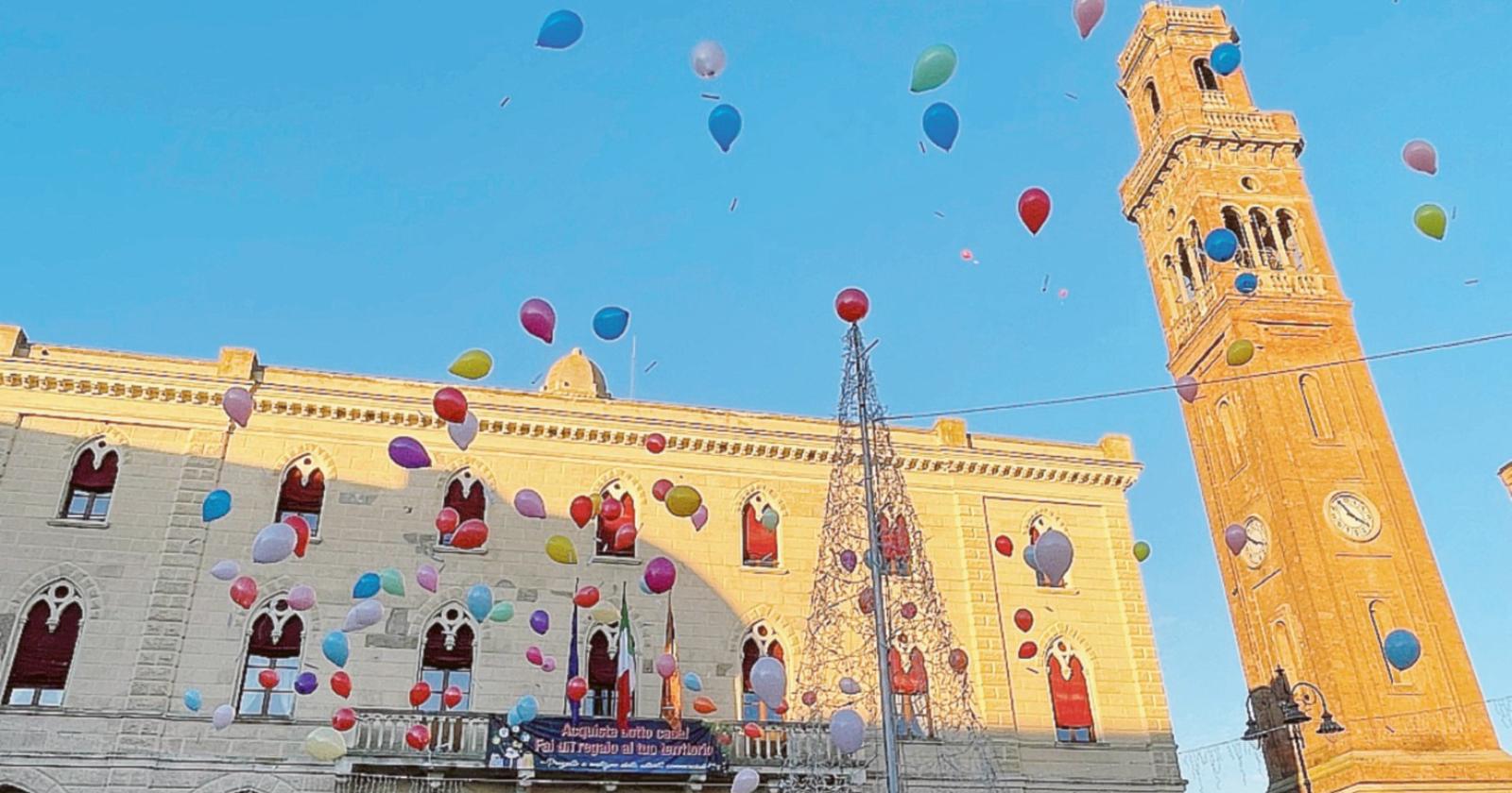 Polemica sui palloncini di Natale: “Erano biodegradabili”