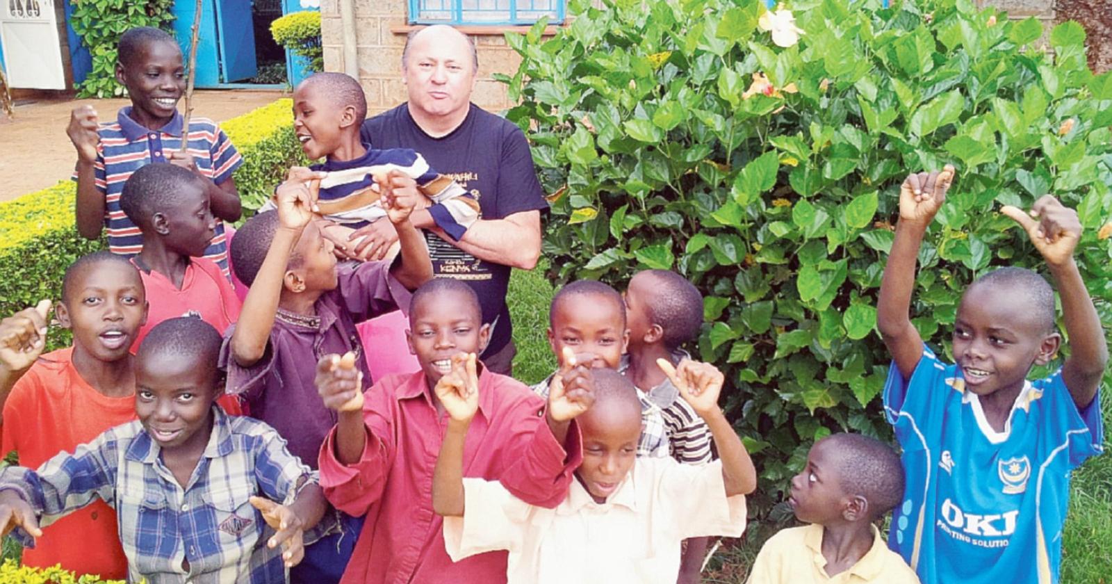 Il comico “gentile”  raccoglie fondi per il Kenya