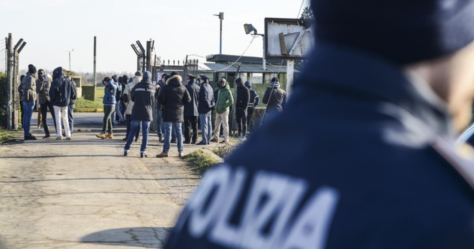 Conetta Cona rivolta centro accoglienza ex base (2