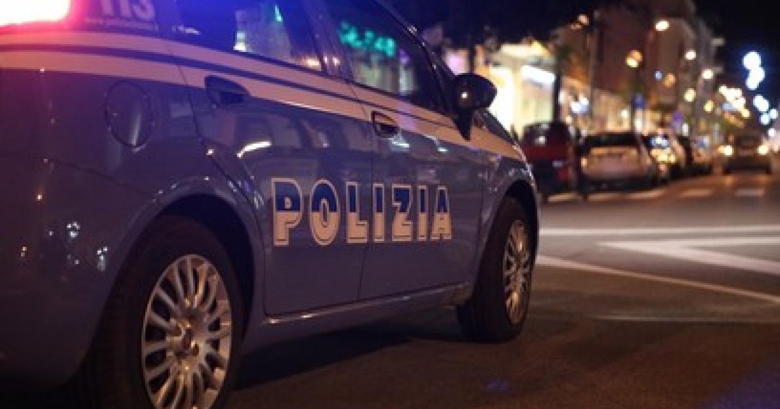 Si nasconde sotto al letto per sfuggire all’arresto