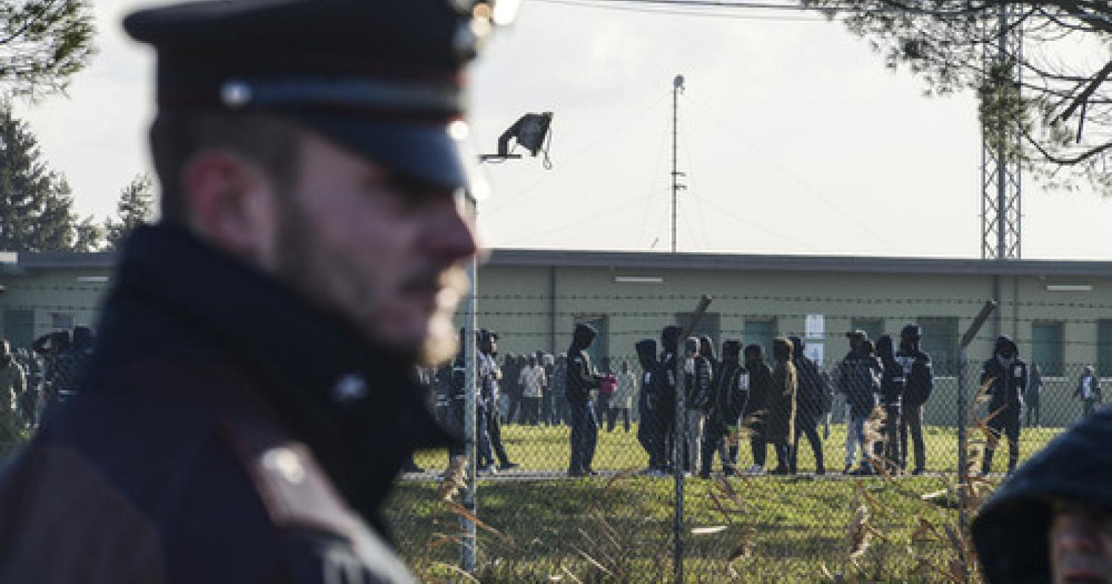 Conetta Cona rivolta centro accoglienza ex base (3
