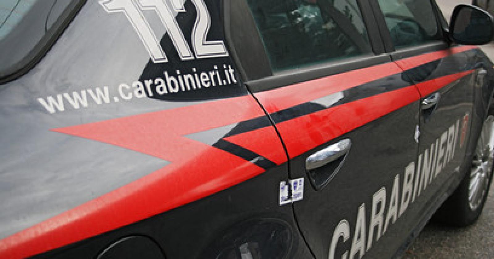 Abbandona le figlie in attesa del traghetto, lo trovano in bar ubriaco