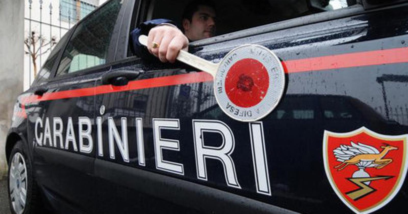 Ubriaco aggredisce e semina il caos