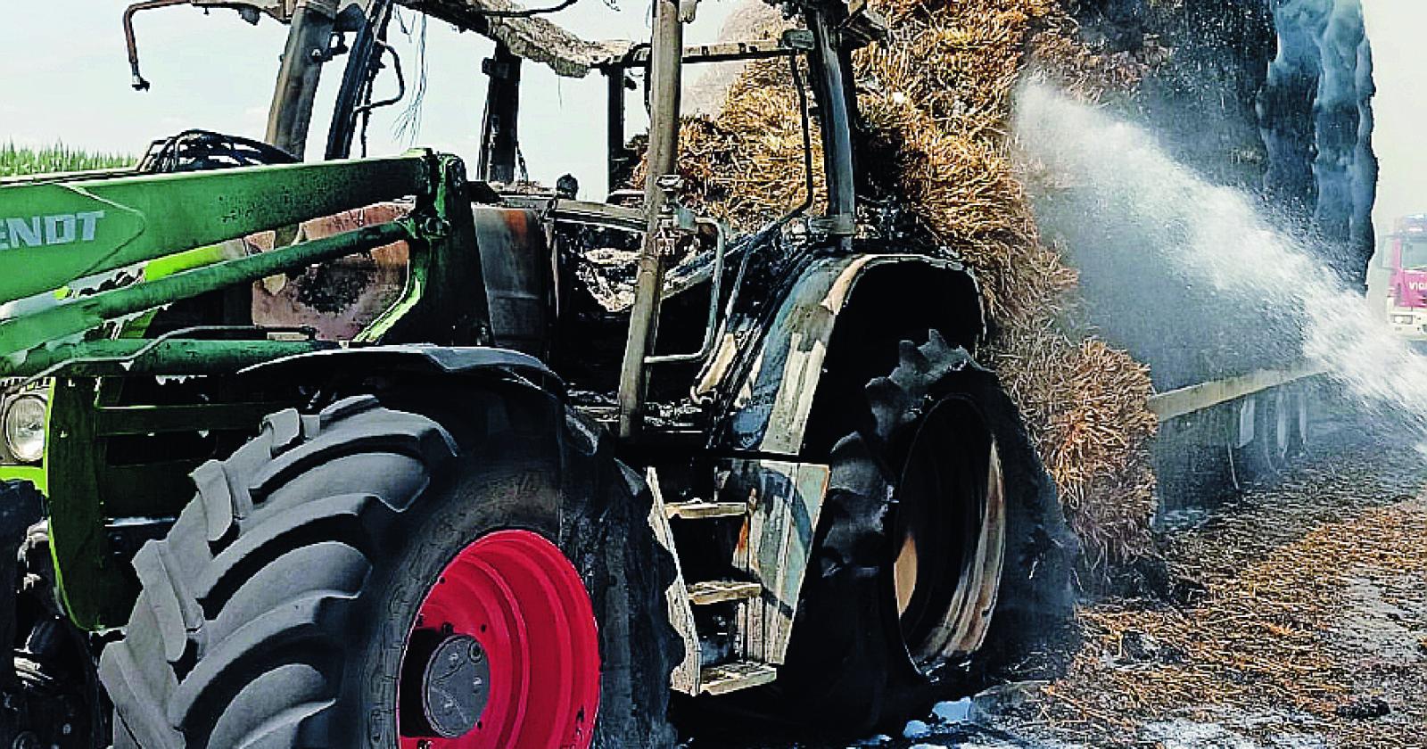 Un mezzo agricolo va in fiamme