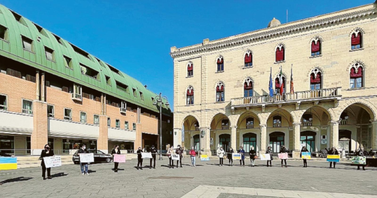L’abbraccio della piazza alle donne