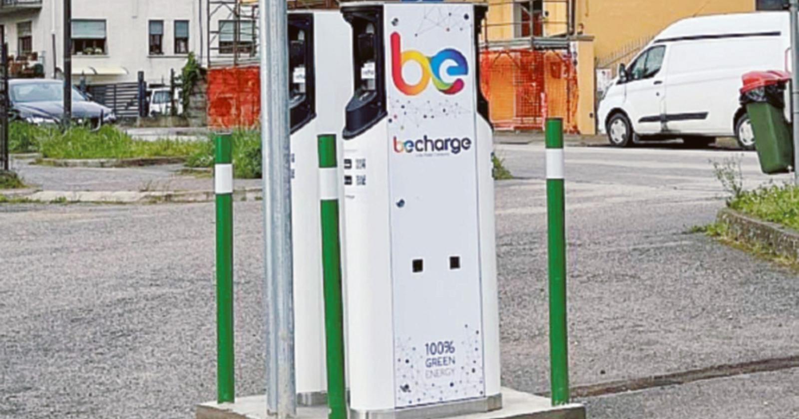 Doppia colonnina per le auto elettriche