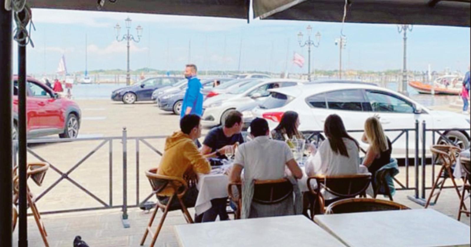 Sosta selvaggia in piazza Vigo