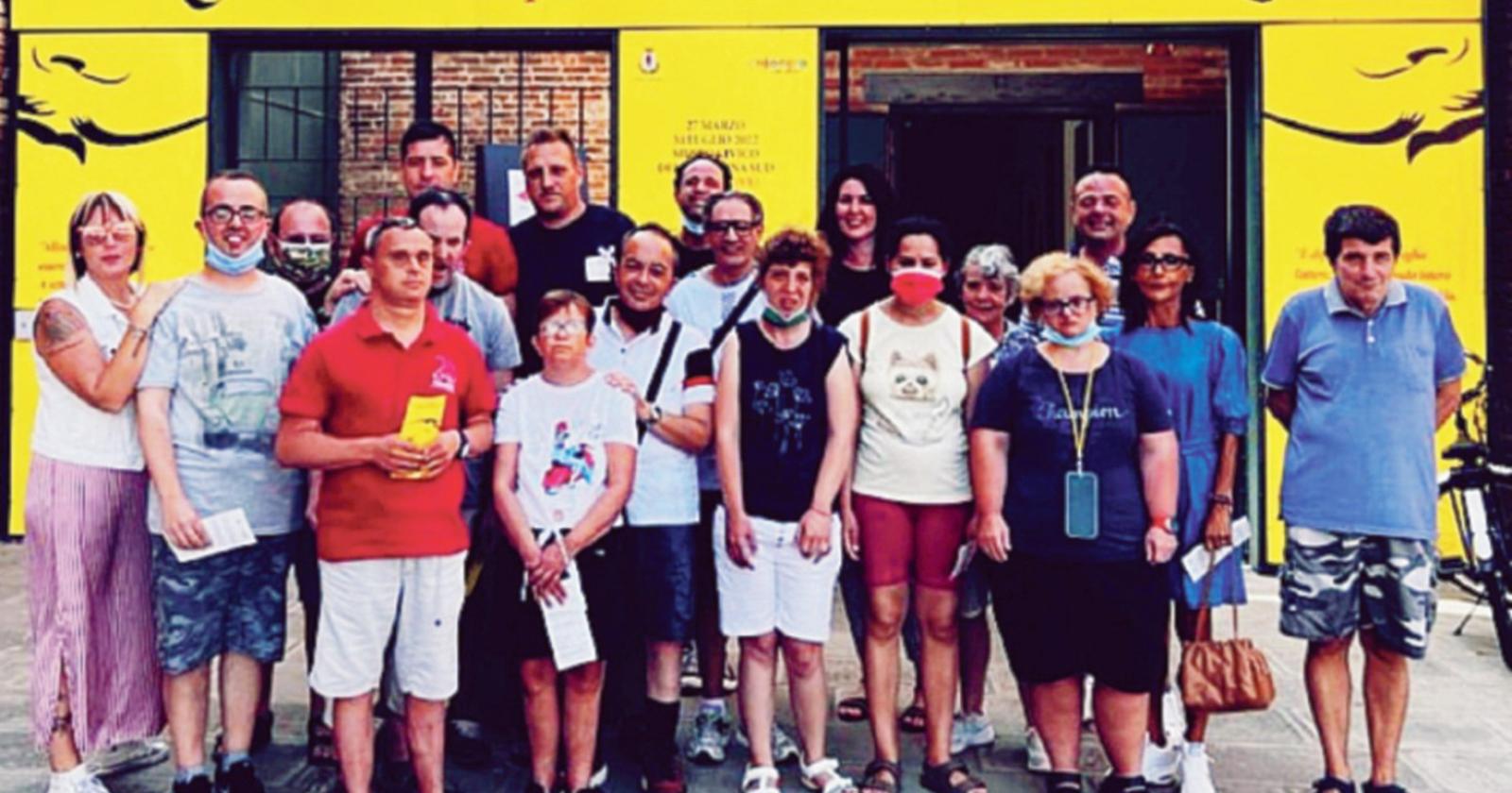 I ragazzi della Prometeo davanti ai capolavori di Dal&igrave;