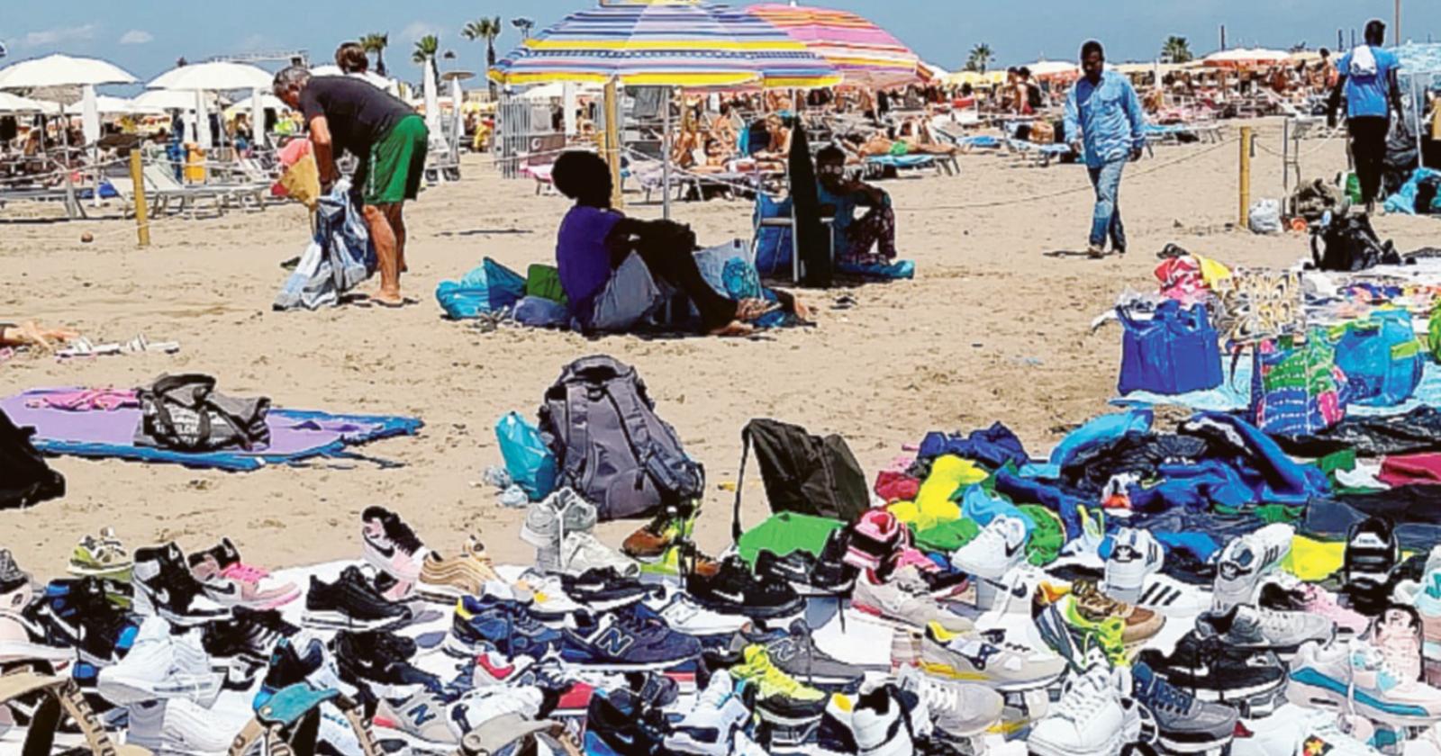 Abusivi in spiaggia, lotta senza confini
