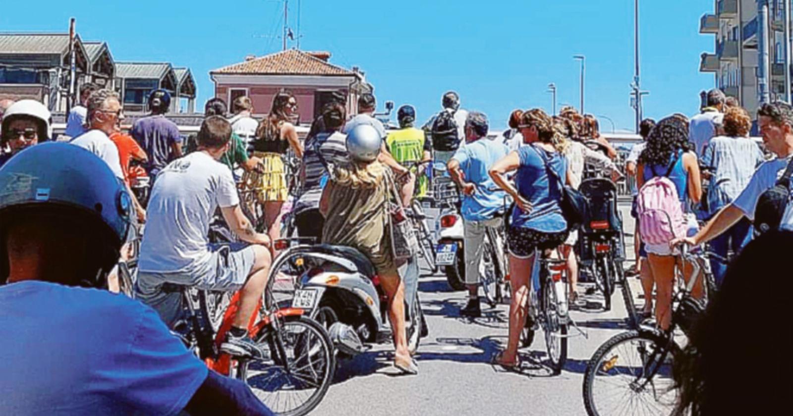 Tutti bloccati al ponte: turisti e lavoratori in coda