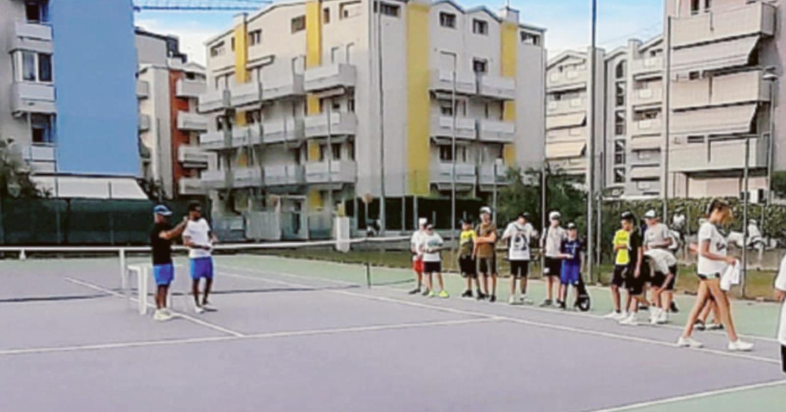 Cresce il campo da tennis "Casa Libera"