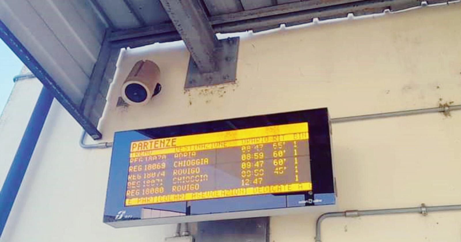 Ferrovia: un altro lunedì nero: ritardi record, pendolari furiosi