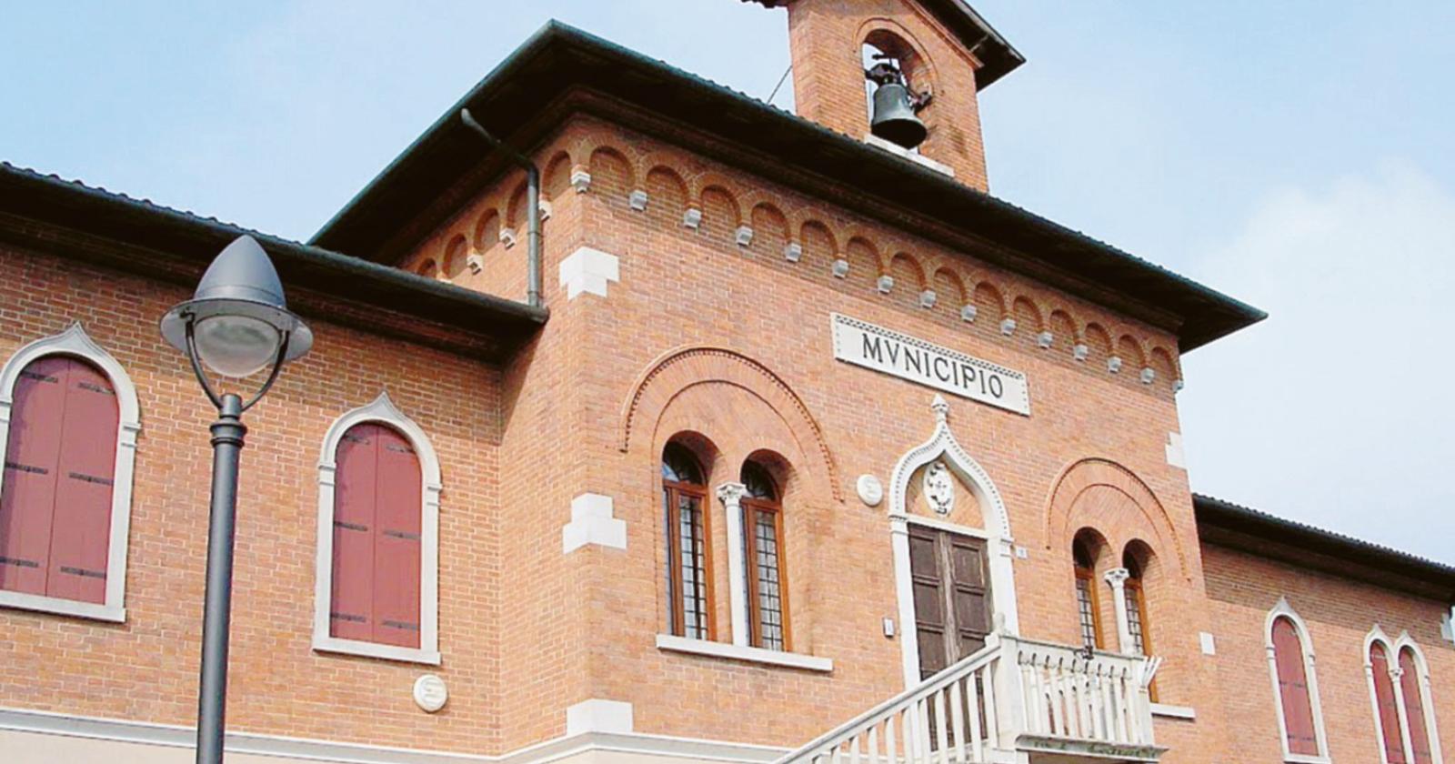 Nuova pavimentazione nella piazza dietro al municipio