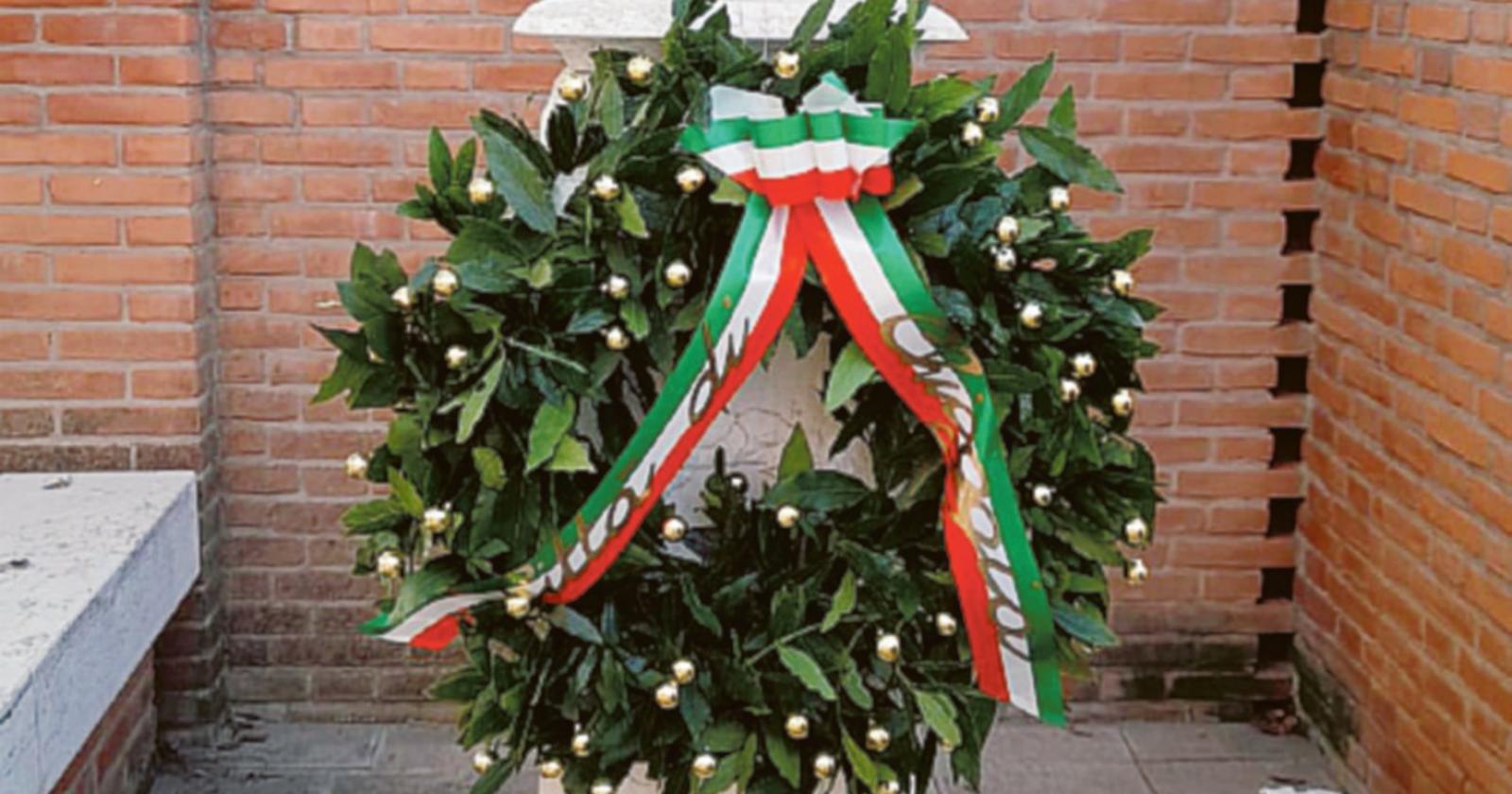 Fiori ai monumenti in memoria dei Caduti