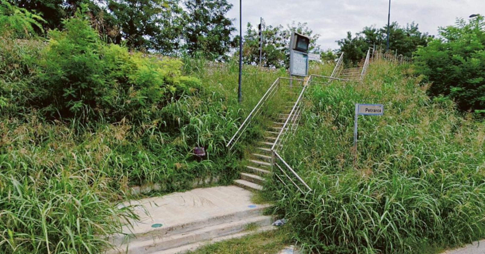Teppisti lanciano sassi in strada dalla pensilina della ferrovia