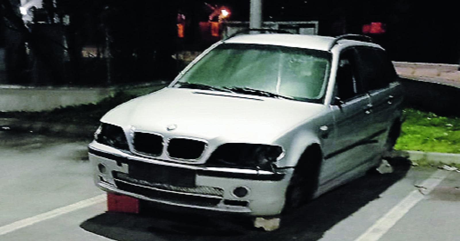 Auto abbandonata finita dietro l’Eurospin