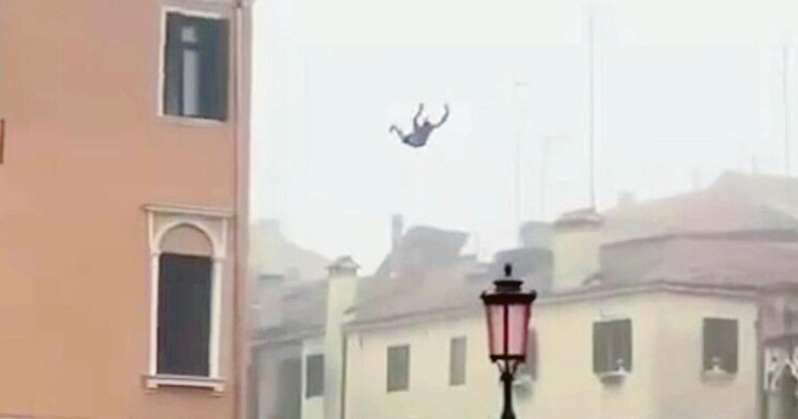 Tuffo dal palazzo, Brugnaro chiede il pugno duro contro i vandali