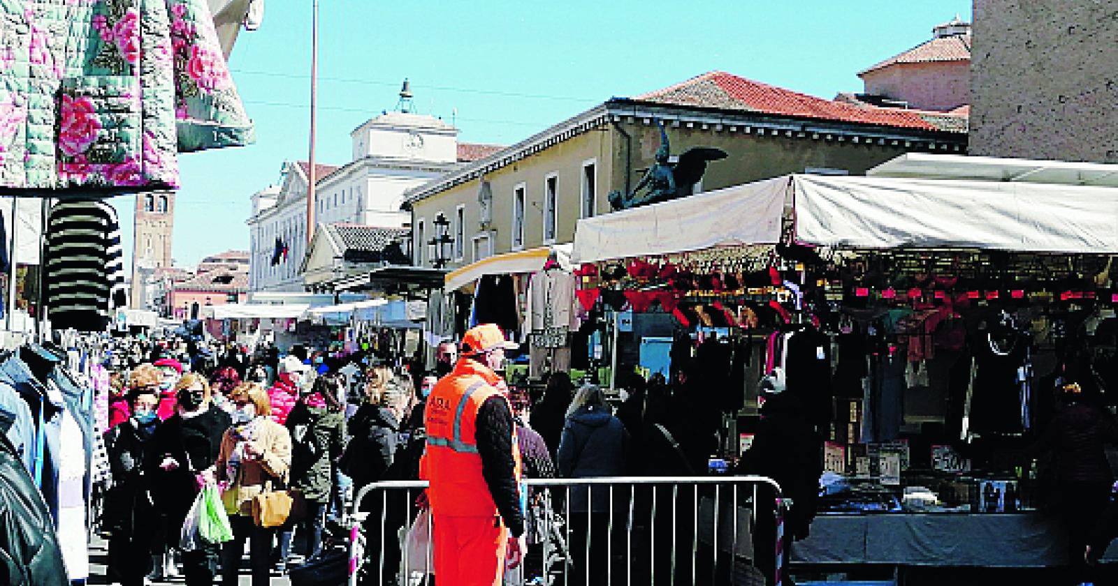 “Il mercato del giovedì rimanga sul Corso”