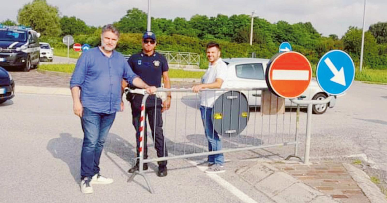 Il sindaco fa il vigile, altolà ai pendolari all'ingresso di Valli