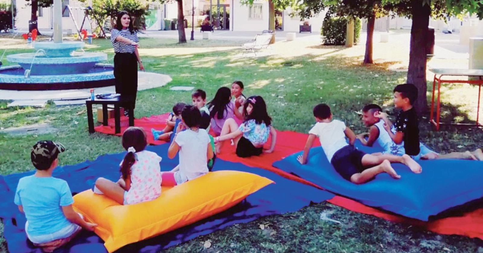 I genitori ripuliscono il parco dei bambini