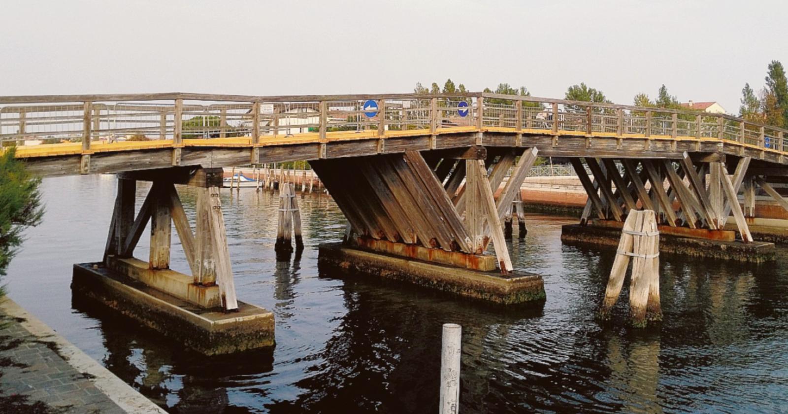 Pronti a sistemare il ponte di legno