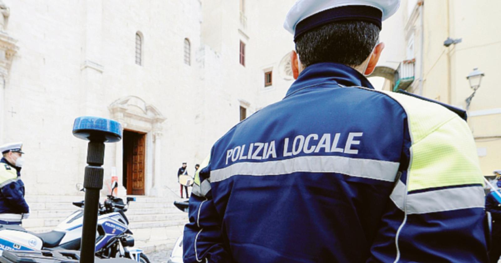 Malore in auto, centra tre veicoli in sosta