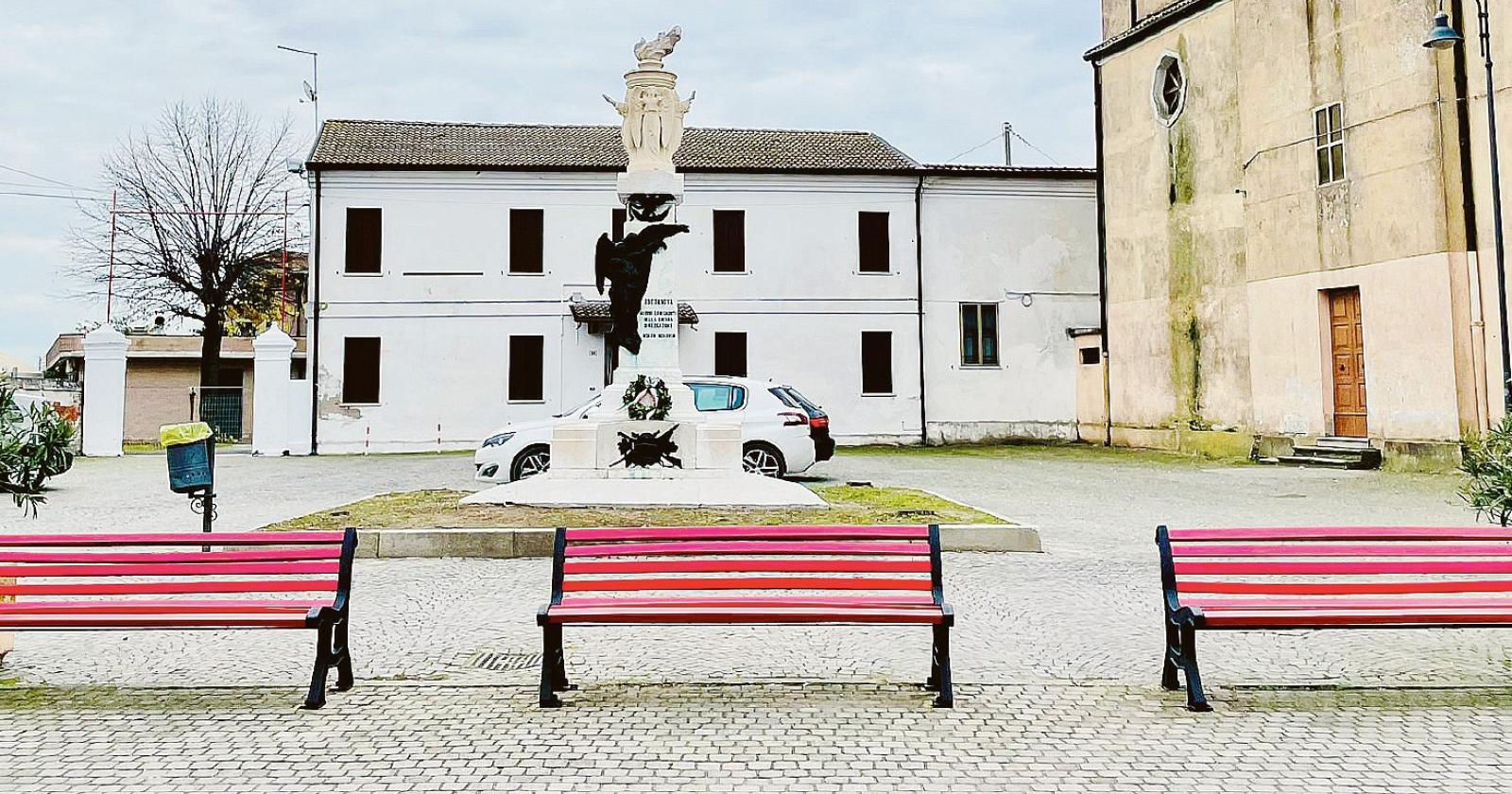 Panchine rosse per dire “mai più”