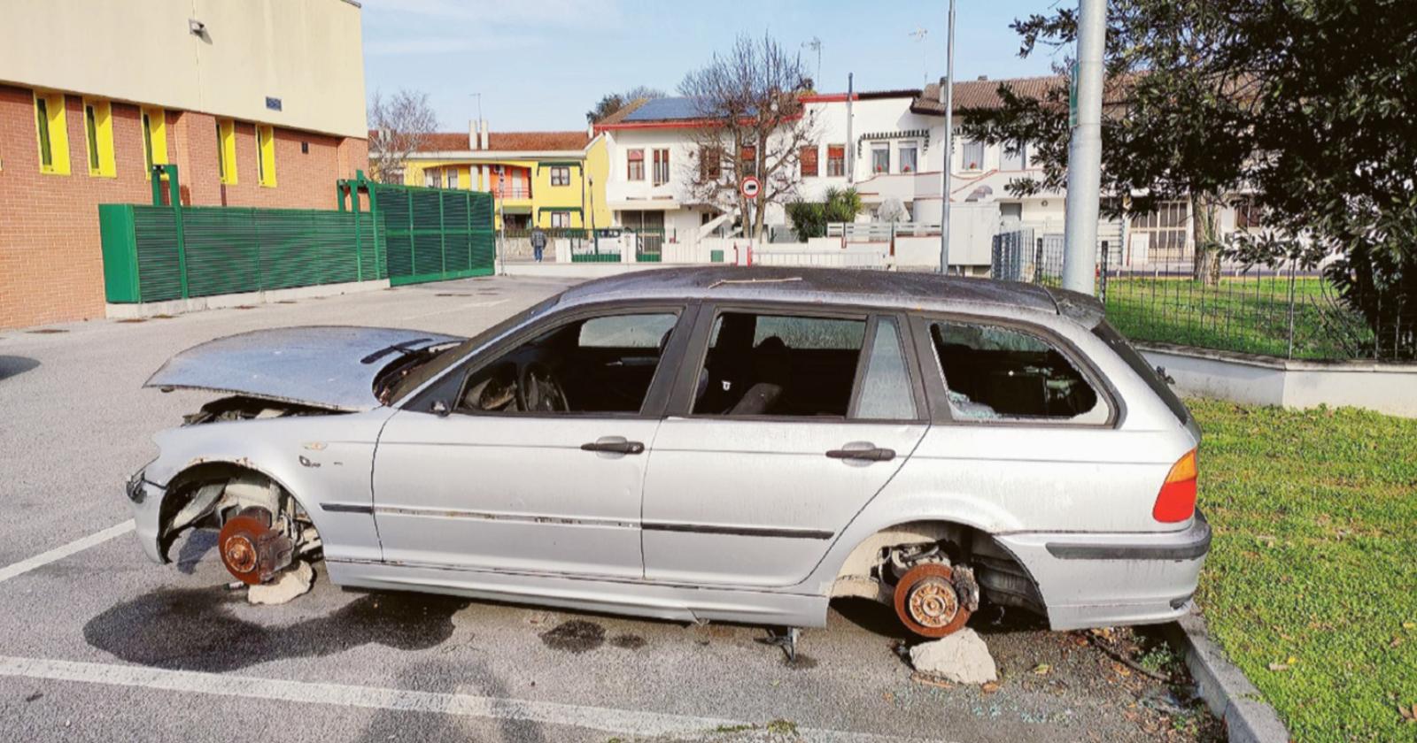 L’auto diventa discarica abusiva