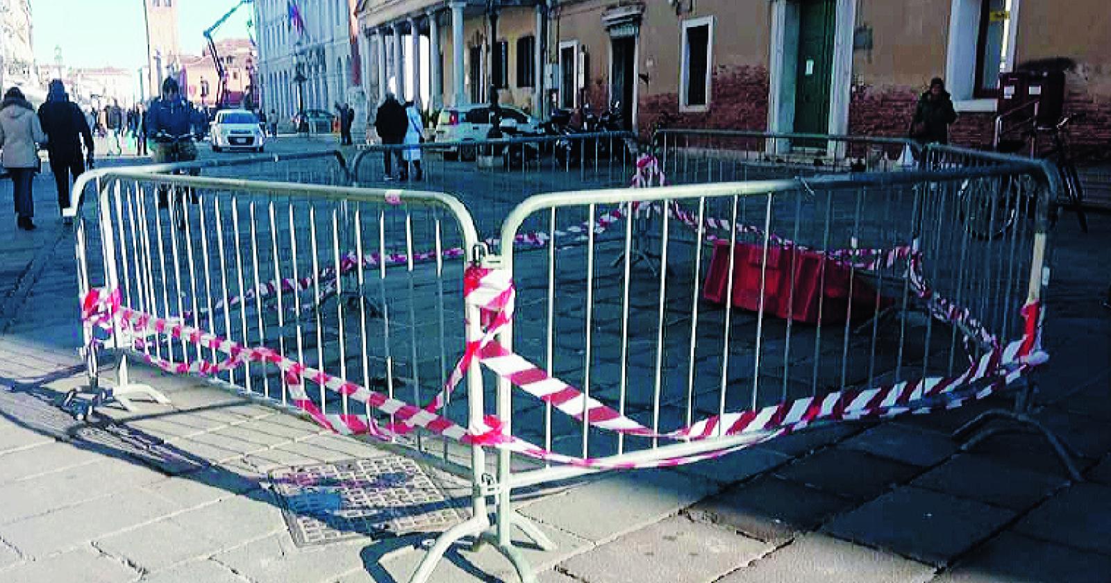 Collassa un tratto di Corso del Popolo