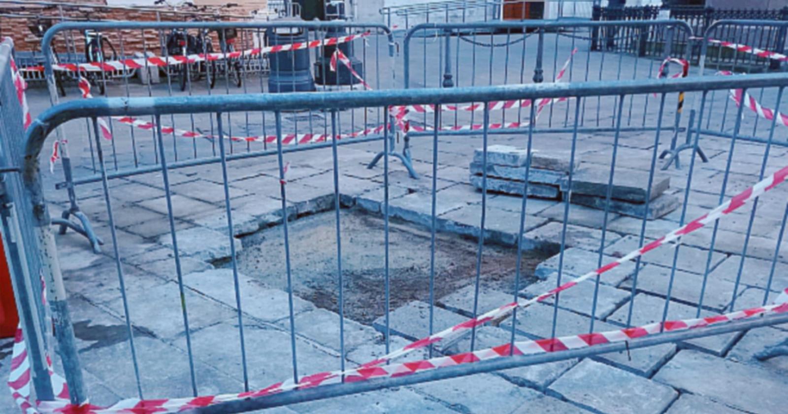 Operai al lavoro sulle buche del Corso