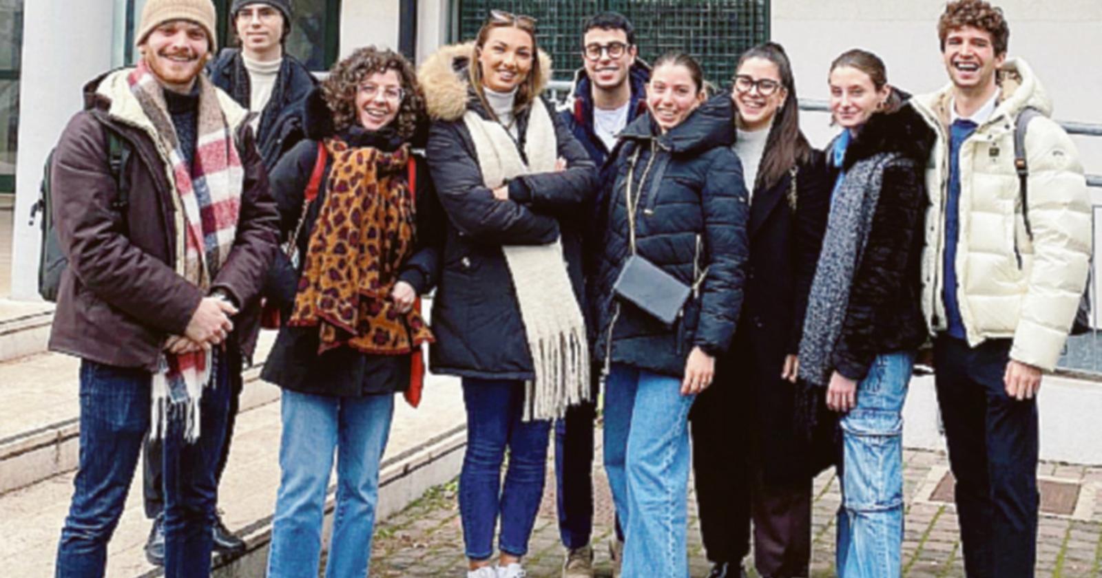 I giovani Leo guidano i coetanei