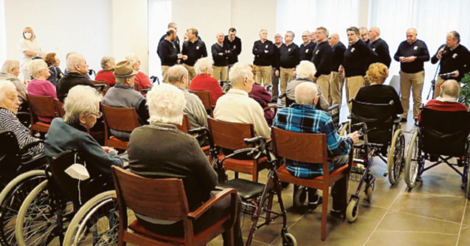 Il coro della Soldanella intrattiene i nonni dell’Ipab