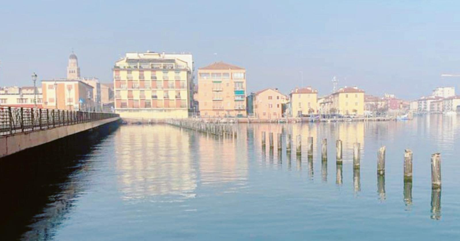 Smantellato il ponte pedonale