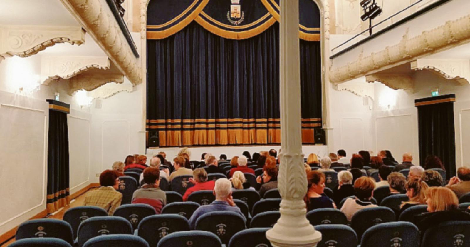 Cambia la commedia nel calendario del Serafin