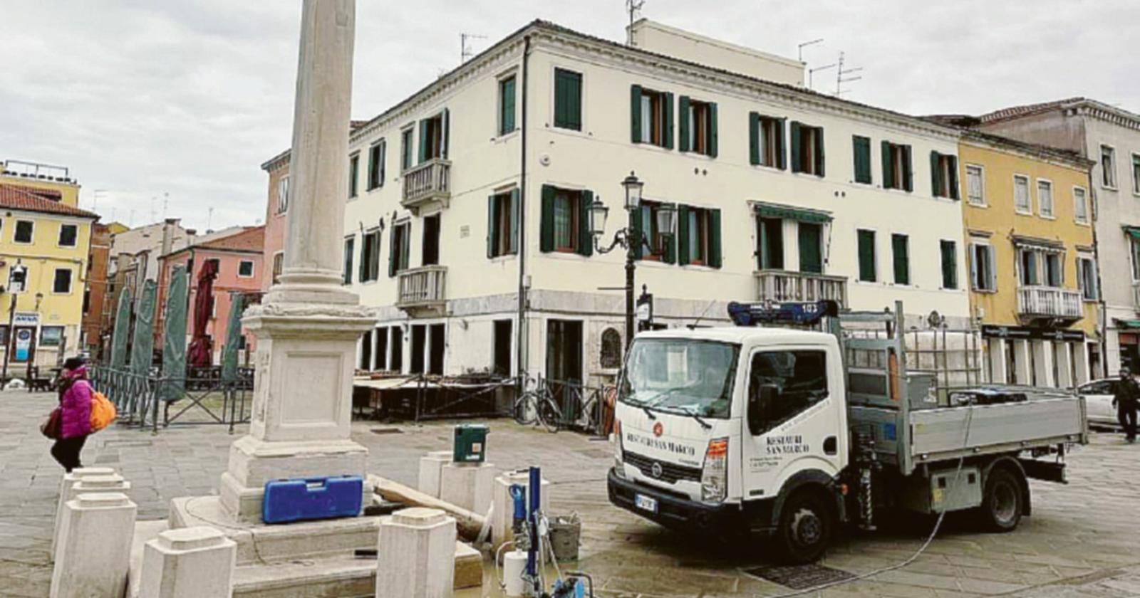 Basta panettoni alla base del leone