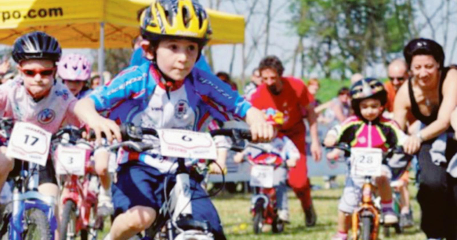 Bimbi in mountain bike nella natura 